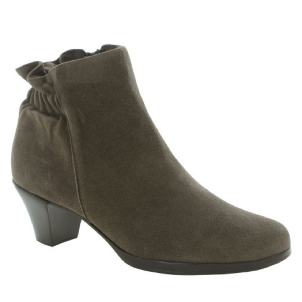 NEW Munroe Alfie Suede Bootie- size 9.5 M